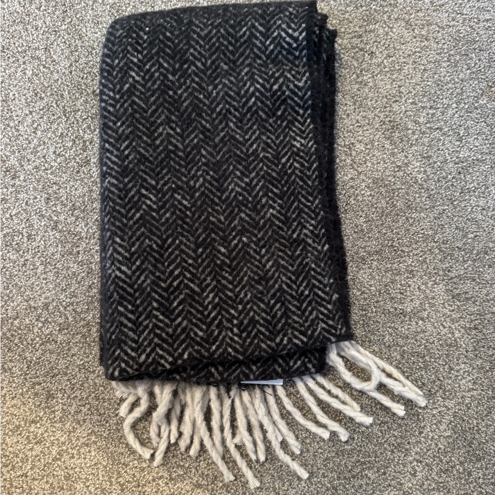 American Eagle Outfitters Black and White Chevron Scarf